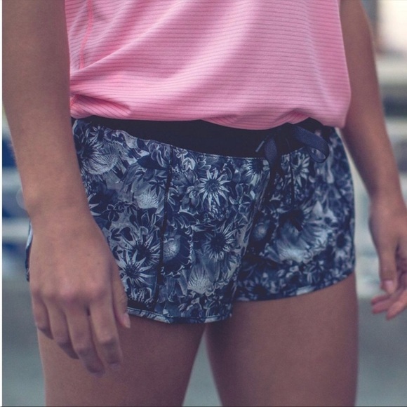 Lululemon Original Hotty Hot Short- Black Angel Wing - Picture 14 of 14